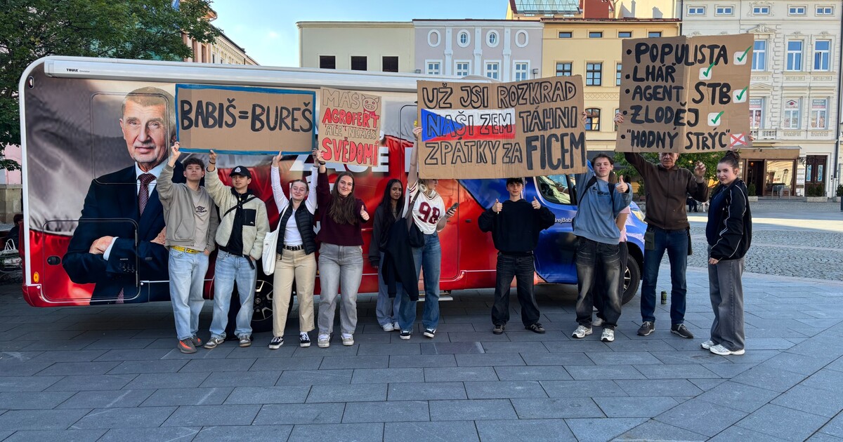 Studentstvo poklidně vyjadřovalo svůj názor. Schytalo urážky od Babišových voličů