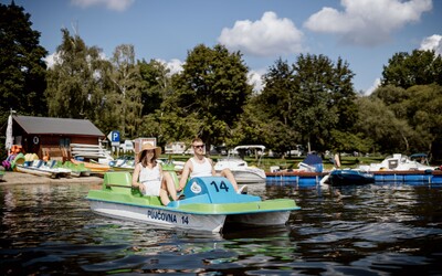 KAM NA VÝLET: 6 míst ve středních Čechách, kde si vychutnáš vodní sporty a odpočinek na pláži