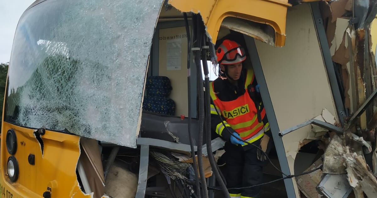 U Holešova se srazil vlak s kamionem. Zranilo se devět lidí, jeden vážně