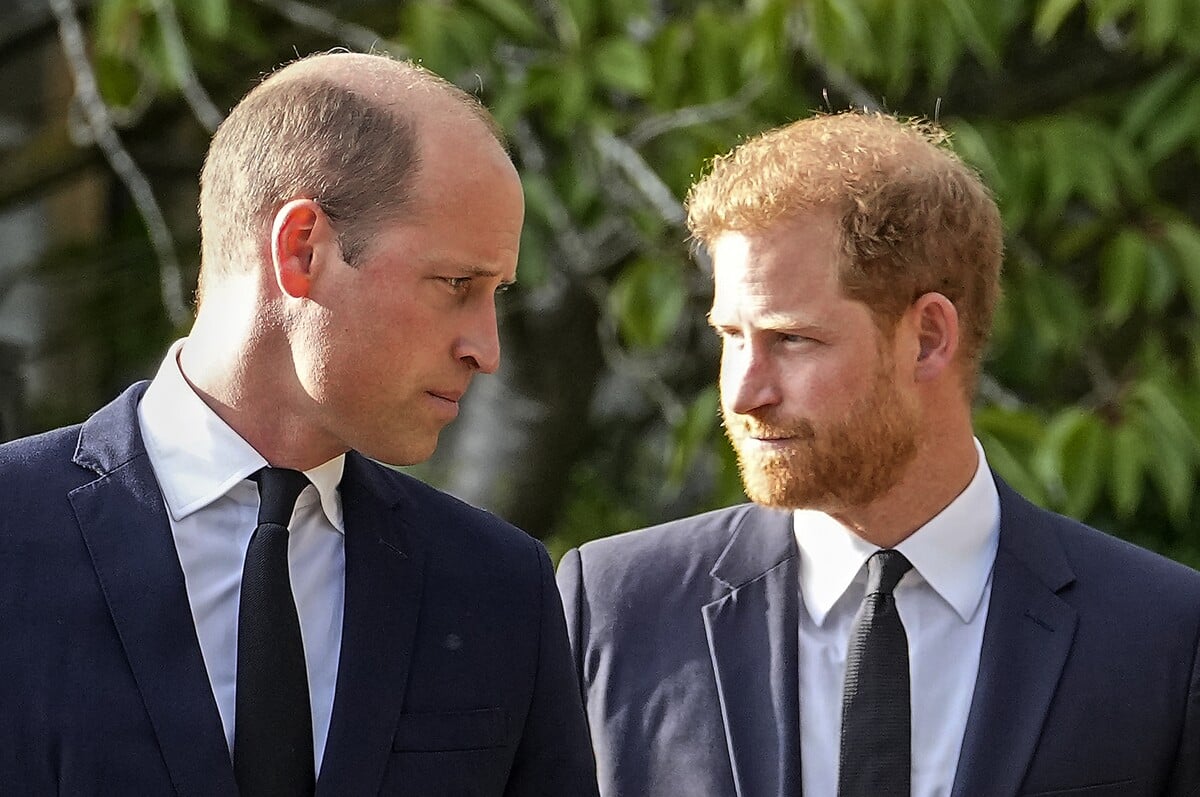 Na archívnej snímke z 10. septembra 2022 britský princ William (vľavo) a britský princ Harry kráčajú vedľa seba po prehliadke kvetinovej výzdoby pre zosnulú britskú kráľovnú Alžbetu II. pred hradom Windsor.