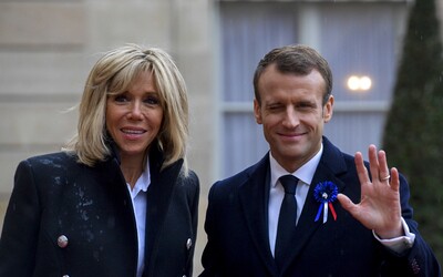 Manželka francúzskeho prezidenta Brigitte Macronová podáva žalobu na ženy, ktoré ju označili za transsexuálku.