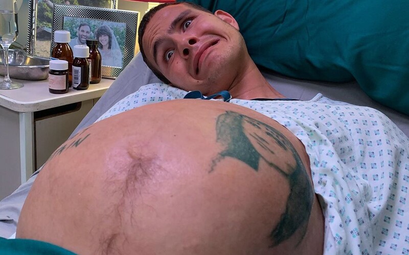 Těhotného slowthaie rozkrájí při porodu jako svatební dort. V novém klipu jak z noční můry nakonec sní jeho dítě.