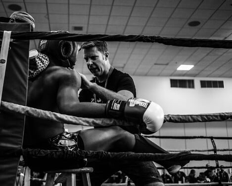 Čo môže hodiť cornerman do ringu, ak má pocit, že zápasník je v ohrození a potrebuje ukončiť zápas? 