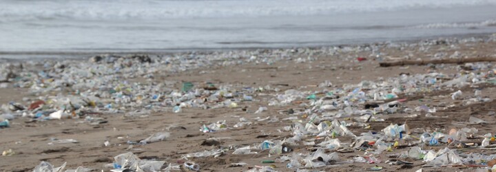 Plastového odpadu je v Tichém oceánu 16krát více, než se dosud vědělo. Zabíjí mořské živočichy a je rizikem i pro člověka