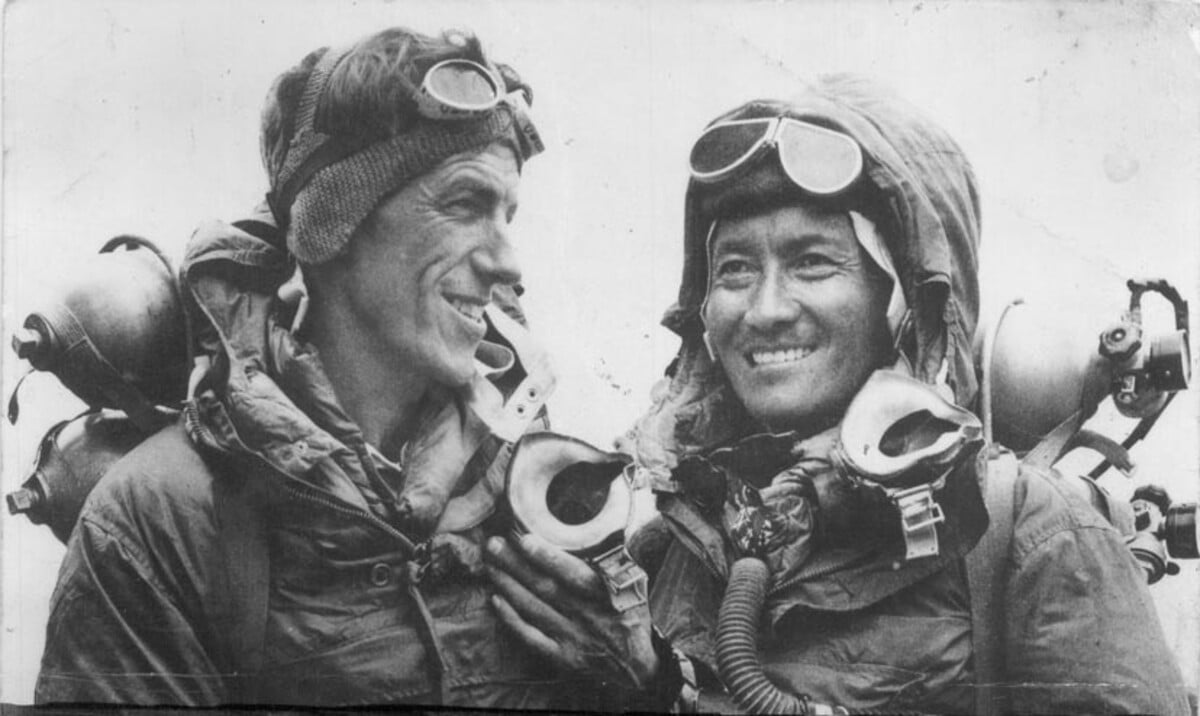 Edmund Hillary a Tenzing Norgay jako první stanuli na Everestu.