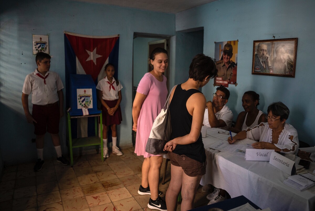 Ženy registrujú vo volebnej miestnosti počas referenda o novom zákone o rodine v Havane. Kuba totiž zlegalizuje manželstvá osôb rovnakého pohlavia. Obyvatelia o novom zákone hlasovali v referende v nedeľu. (25. septembra 2022)
