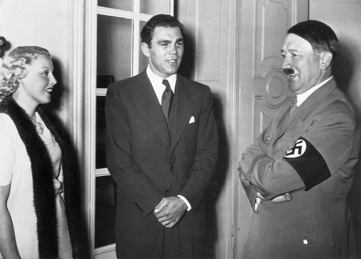 Česká herečka Anny Ondráková, boxer Max Schmeling a Adolf Hitler