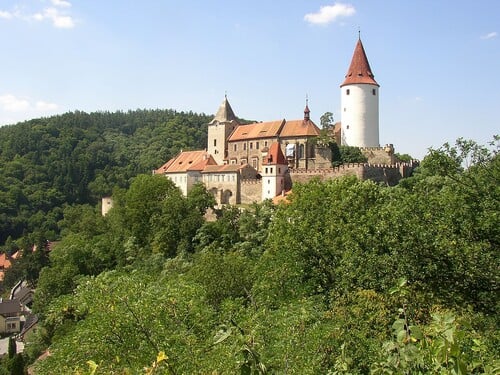 Na obrázku vidíme jeden z nejvýznamnějších středověkých hradů českých knížat a králů. Postaven byl kolem roku 1230, což z něj zároveň dělá i jeden z našich nejstarších. Poznáváš ho?