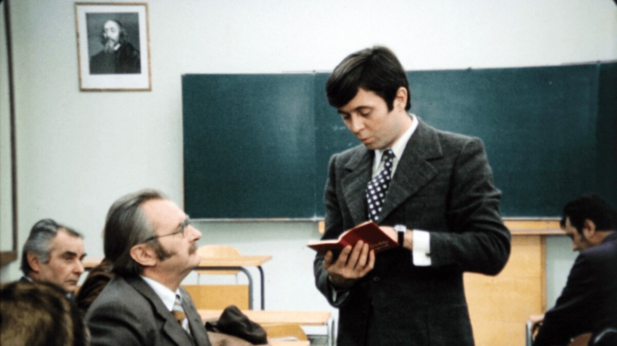 Jako přívětivý učitel se objevil ve filmu Marečku, podejte mi pero! Na fotce s hlavním hrdinou filmu Kroupou, kterého si zahrál Jiří Sovák. Rok 1976.