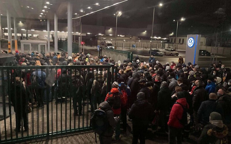 Pred bránami bratislavskej fabriky Volkswagenu to vyzeralo, akoby žiadna pandémia neexistovala: Tlačenica a hlava na hlave.