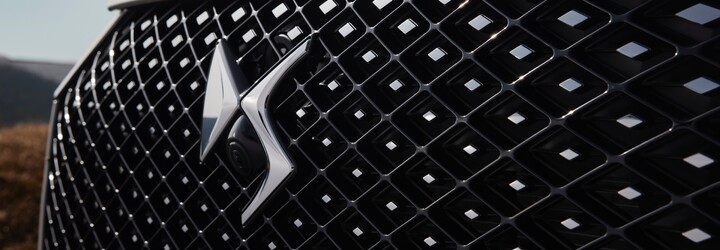 DS 7 nově sází na ještě extravagantnější design a zejména na plug-in hybridy