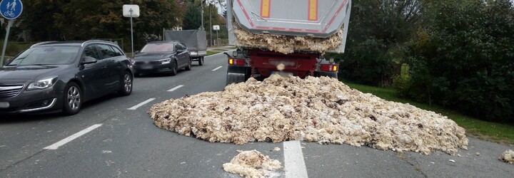 Z kamionu na Hradecku se vylilo těsto, čištění vozovky trvalo hodiny
