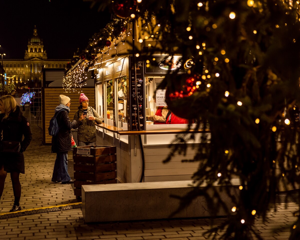 Vánoční trhy na Václavském náměstí v Praze.
