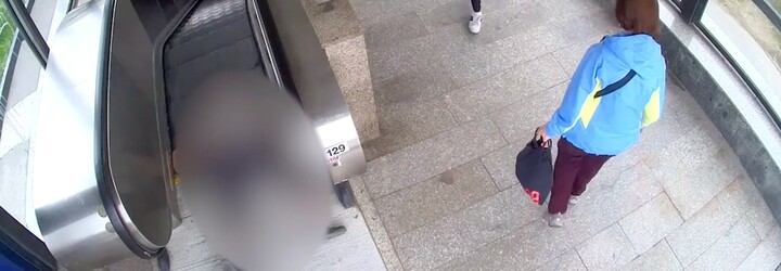 VIDEO: Žena v Praze chtěla okrást 93letého seniora. Ten spadl na eskalátoru a ztratil vědomí, kolemjdoucí mu nepomohli