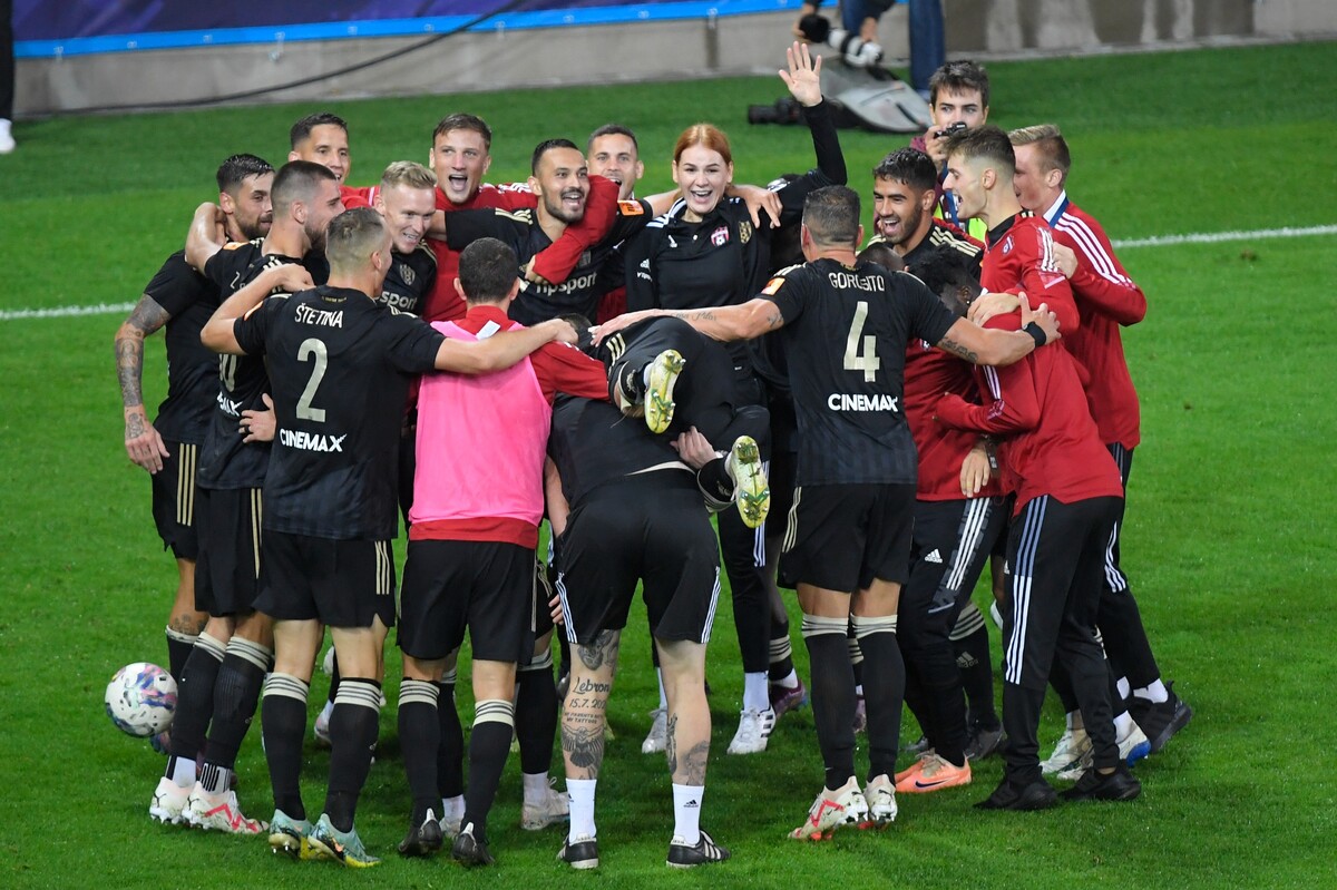 Na fotografii sú hráči Trnavy po výhre nad Dniprom-1 po odvetnom zápase play off Európskej konferenčnej ligy