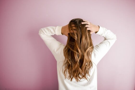 Vezmi si do prstů pramínek vlasů a promni ho. Jaké jsou tvoje vlasy na dotek?
