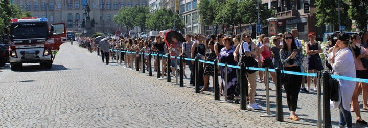 Primark v Praze má otevřeno. Zákazníci ve frontě přes polovinu Václavského náměstí čekají i více než hodinu a půl (Fotoreportáž)