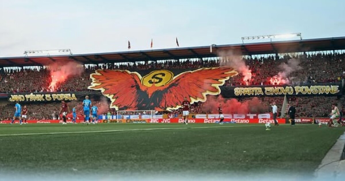 Rvačka před letenským stadionem. Ultras zmlátili bývalého speakera, skončil v nemocnici