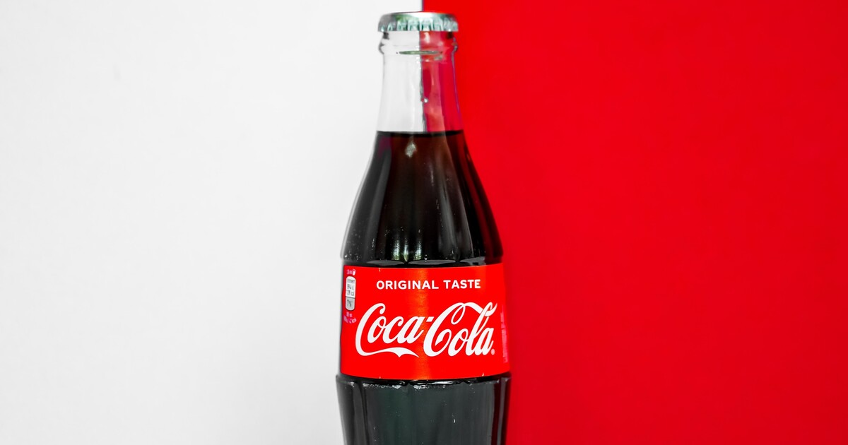 Coca-Cola u svých nápojů zavádí neodnímatelná víčka. Hlasuj v anketě, co si o tom myslíš