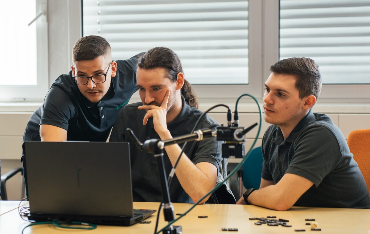 Mladí vysokoškoláci často nemajú možnosť nabrať skúsenosti počas štúdia. Stáž je preto skvelou príležitosťou, ktorá ťa vie pripraviť na budúcu kariéru.