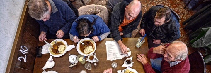 Přímo v menu můžeš za 90 Kč objednat oběd pro člověka bez domova nebo s autismem. Síť restaurací Lokál založila projekt Oběd pro dalšího