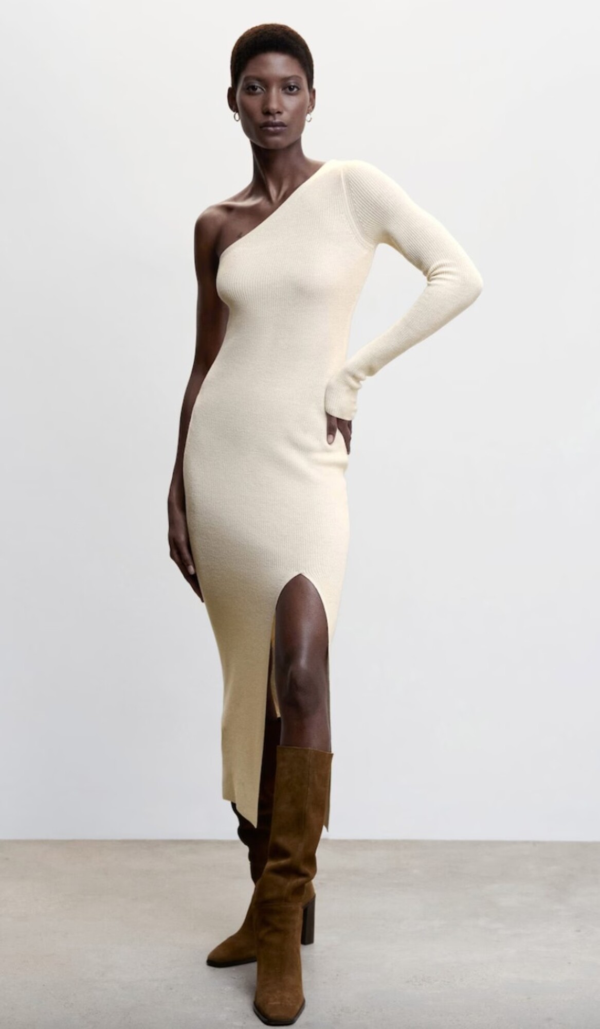 Biele šaty od značky MANGO zaujmú rozparkom, ale aj riešením na jedno rameno. Model na fotke ti ponúka spojenie elegancie a sexepílu. Mať ho môžeš za 31,92 eur.
