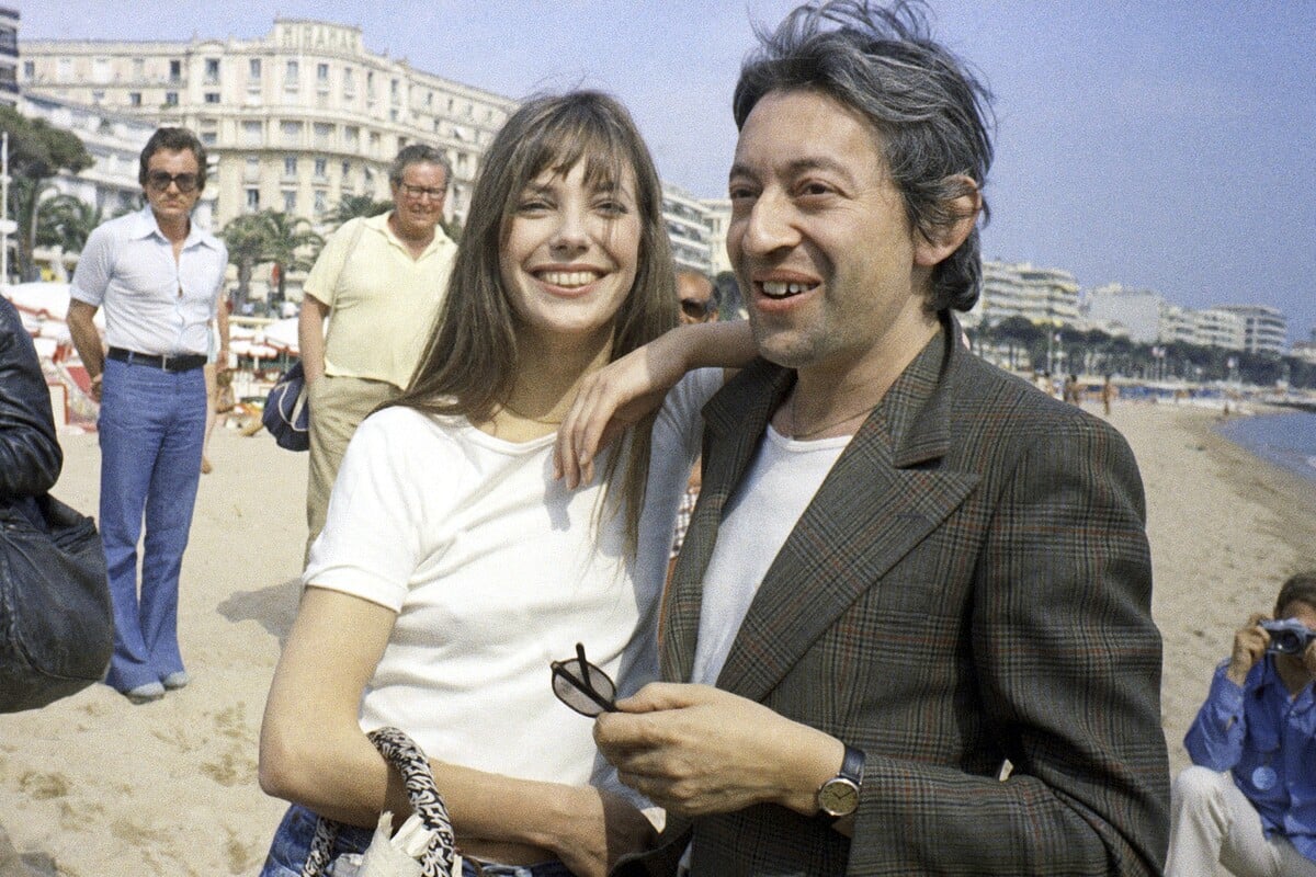 Britská filmová herečka Jane Birkin a jej vtedajší stály spoločník, francúzsky herec Serge Gainsbourg pózujú počas Medzinárodného filmového festivalu v Cannes 16. mája 1974.