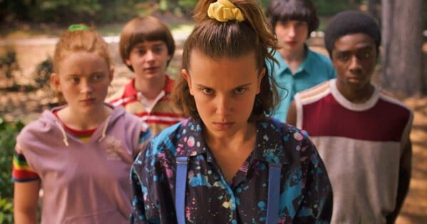 V čele seriálu Stranger Things stojí čtyři kamarádi Mike, Lucas, Dustin a Will, kteří spolu chodí do školy a tráví spolu volný čas. Jednoho dne se ale po jednom z nich slehne zem a objeví se záhadná dívka jménem Eleven. Čím se liší od ostatních? 