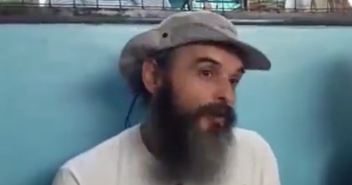 Guru Jára je zpět v Česku. Jeho vydání trvalo sedm let, z letiště zamířil rovnou za mříže