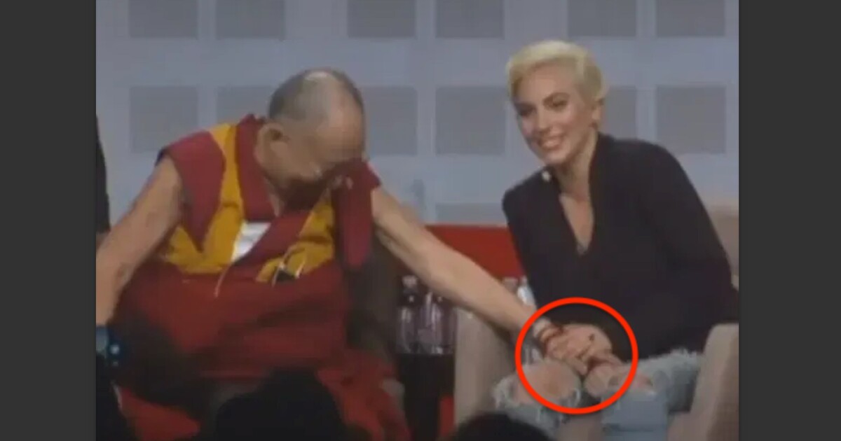 Dalajlama lechtal Lady Gagu na stehnech. Po cucání jazyka se objevilo další nevhodné video duchovního vůdce