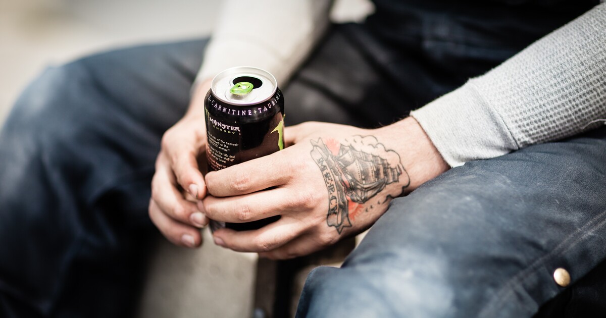 Látka, která se nachází v energetických nápojích, může zpomalit stárnutí. Vědecký tým má ale varování