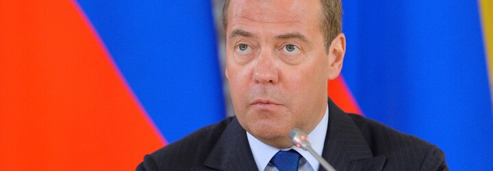 Rusko je odhodlané brániť okupované ukrajinské územie jadrovými zbraňami, tvrdí bývalý ruský prezident Dmitrij Medvedev