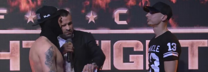 Frayer Flexking počas staredownu vrátil facku súperovi, Vémola ho musel upokojiť. Podpísal si si ortieľ, reagoval Čis T