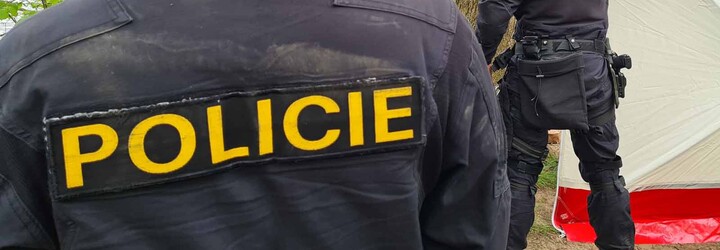 Opilý muž na Kroměřížsku pokousal policistu a ulomil kliku od dveří služebního auta. Hrozí mu 4 roky vězení