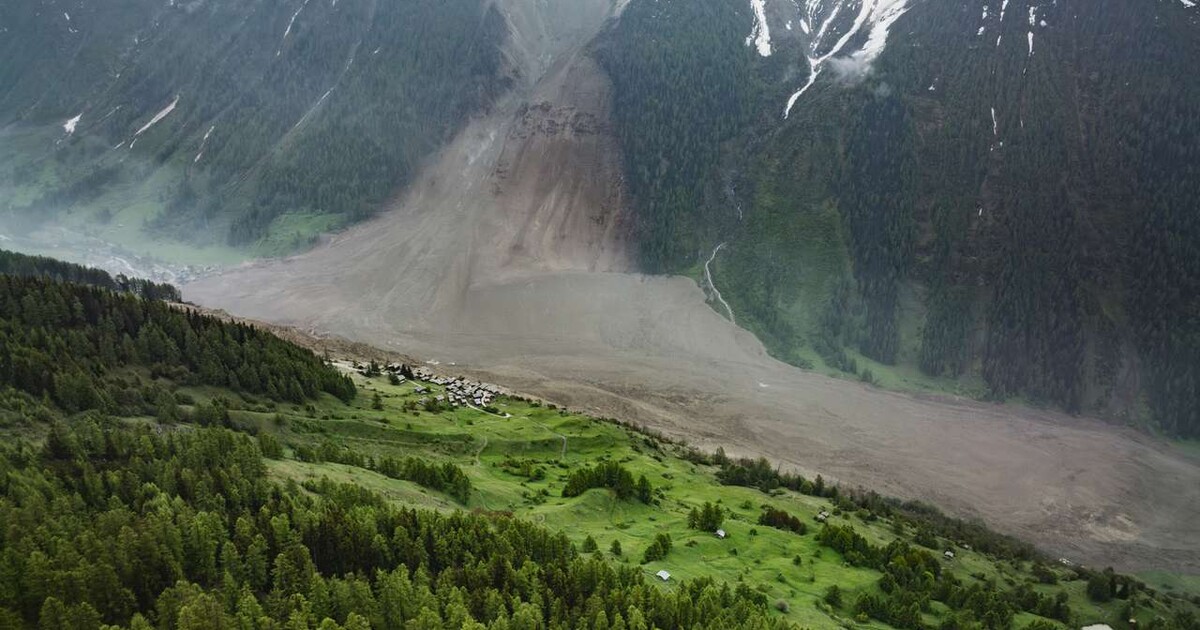 VIDEO: Sesuv půdy z ledovce zničil téměř celou švýcarskou vesnici Blatten. Jeden člověk se pohřešuje