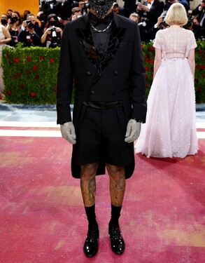 Která známá osobnost přišla na Met Gala 2022 v tomto bizarním a neproporčním outfitu s rouškou na tváři od značky Boss?