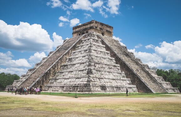 Na závěr se vydáme ještě jednou na americký kontinent. Konkrétně do Mexika, kde se nachází Chitzén Itzá – zřícenina mayského města. Nejznámější stavbou je pyramida zasvěcená jednomu z mayských bohů. Jak se jmenuje?
