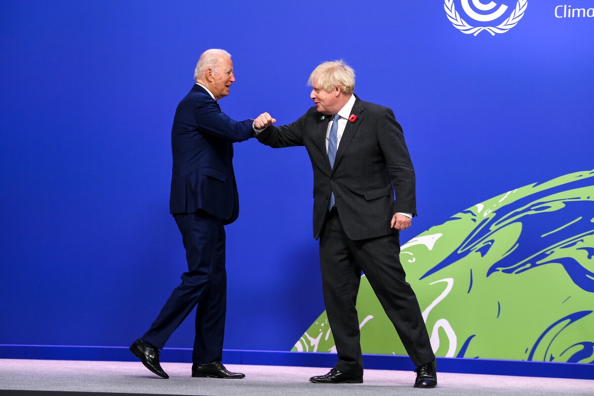 Boris Johnson a Joe Biden sa vítajú na klimatickom samite.
