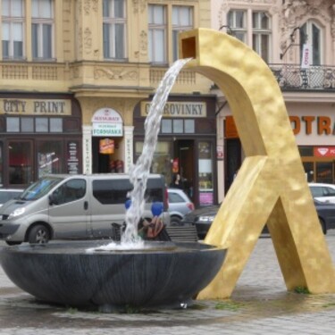 Na náměstí kterého krajského města se nachází tyto bronzové kašny neobvyklého tvaru?