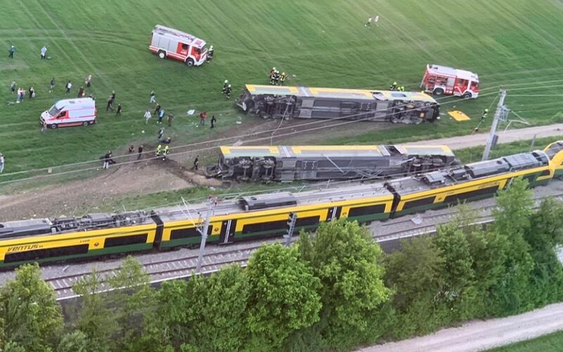 AKTUÁLNE: V Rakúsku sa vykoľajil osobný vlak. Nehoda si vyžiadala najmenej jednu obeť.