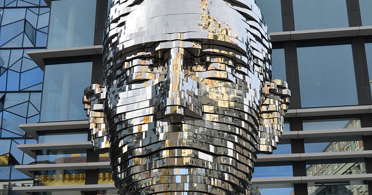 Kafkova hlava bude mimo provoz. Populární pražský pomník projde opravou