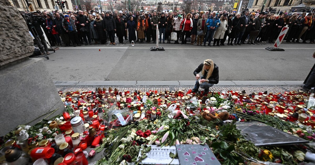 Filozofická fakulta v Praze odhalila novou pamětní desku. Připomíná oběti střelby