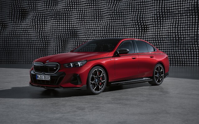 Nové BMW radu 5 je už možné vylepšiť karbónovými doplnkami a efektnými diskami M Performance priamo z fabriky