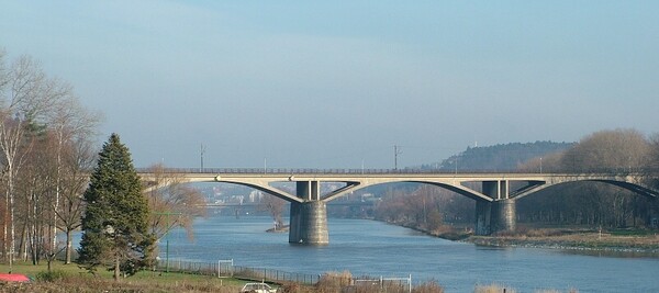 Branický most je druhým mostem po proudu Vltavy ležící na území Prahy. Najdeme na něm železniční trať doplněnou o lávku pro pěší. Na jeho výstavbě se v 50. letech minulého století podílelo mnoho lidí, kteří museli kvůli svým politickým názorům pracovat jako dělníci. Z toho důvodu dostal most svoji známou přezdívku. Víš jakou?