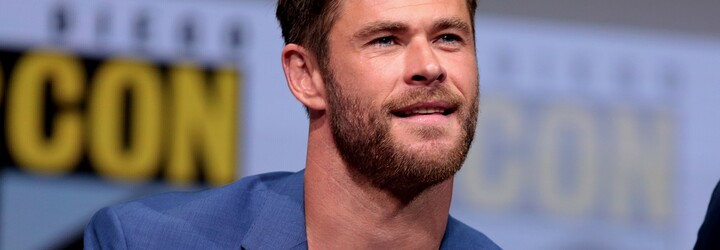 VIDEO: Chris Hemsworth navštívil Karlovy Vary. Se synem si zahrál na speciální zvonkohru