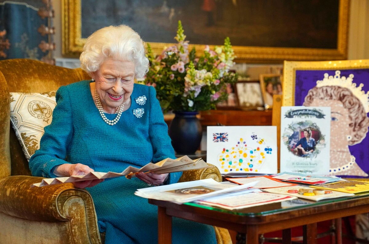 Britská kráľovná Alžbeta II. si pozerá spomienkové predmety zo svojich zlatých a platinových jubileí vo Windsore. Panovníčka Spojeného kráľovstva Veľkej Británie a Severného Írska a ďalších štátov Spoločenstva národov je najdlhšie vládnucou panovníčkou na svete. V nedeľu 6. februára 2022 uplynulo 70 rokov odvtedy, čo nastúpila na trón. (4. februára 2022)