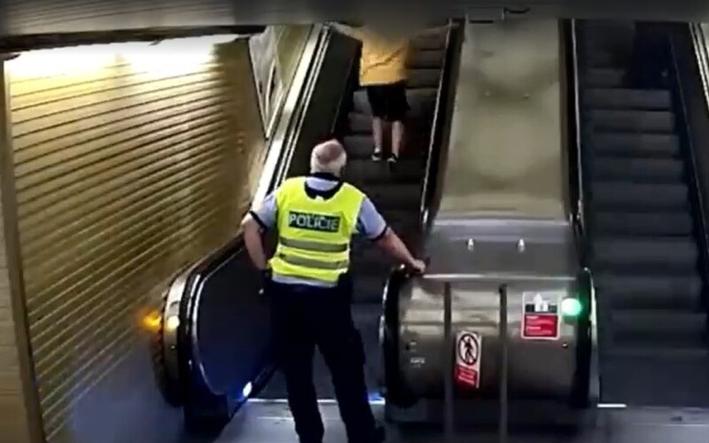 VIDEO: Zlodej sa unavil na eskalátore, ktorý išiel v protismere. Policajt si na neho iba počkal.