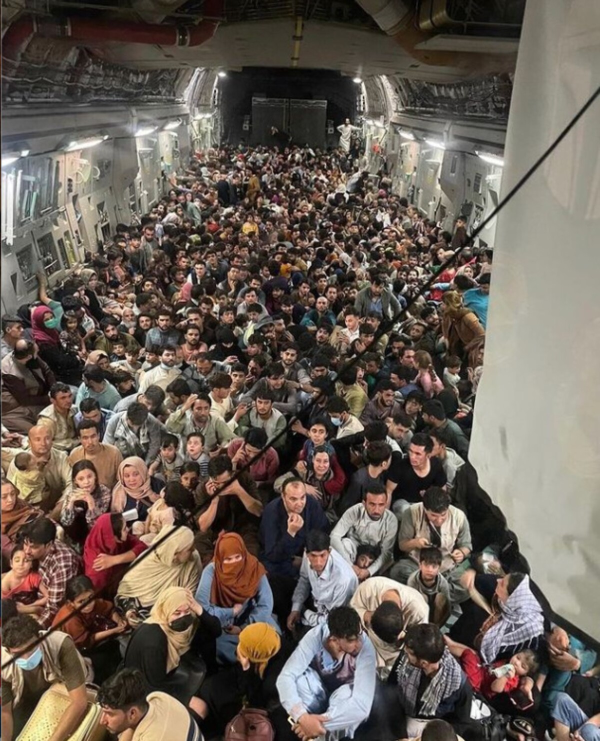 Americké lietadlo evakuuje stovky utečencov z Kábulu.