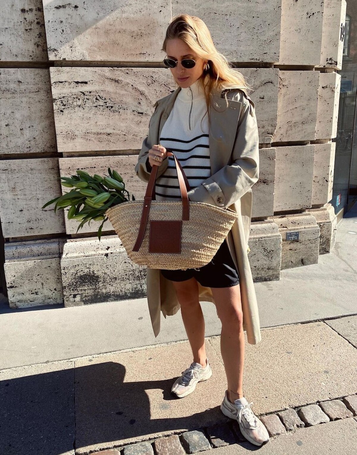 Raffa Tote Bag od Loewe je kabelkou leta všetkých It girls. Influencerka Pernille Teisbaek ju však dokáže nosiť aj v chladnejších mesiacoch. Inšpirovať sa môžeš jej outfitom na fotke.