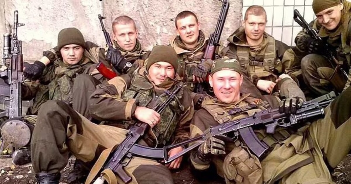 Ruský voják měl nožem uříznout hlavu Ukrajinci. Internetem se šíří děsivá videa, která prý zachycují ruská zvěrstva